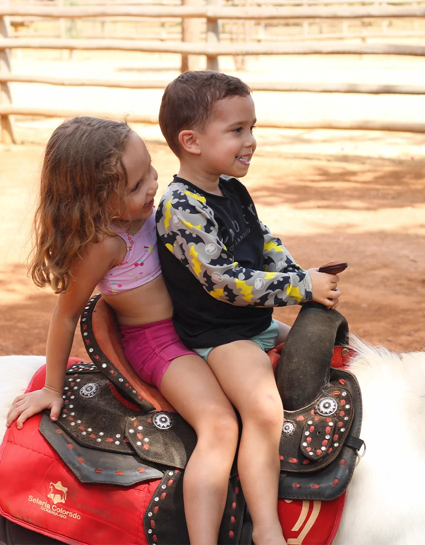 Passeio de pônei para crianças no Adventure Eco Park